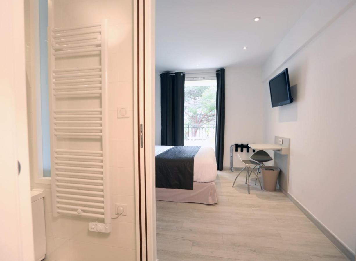 Hotel De La Plage - Hdlp บอร์มส์-เลส์-มิโมซาส์ ภายนอก รูปภาพ