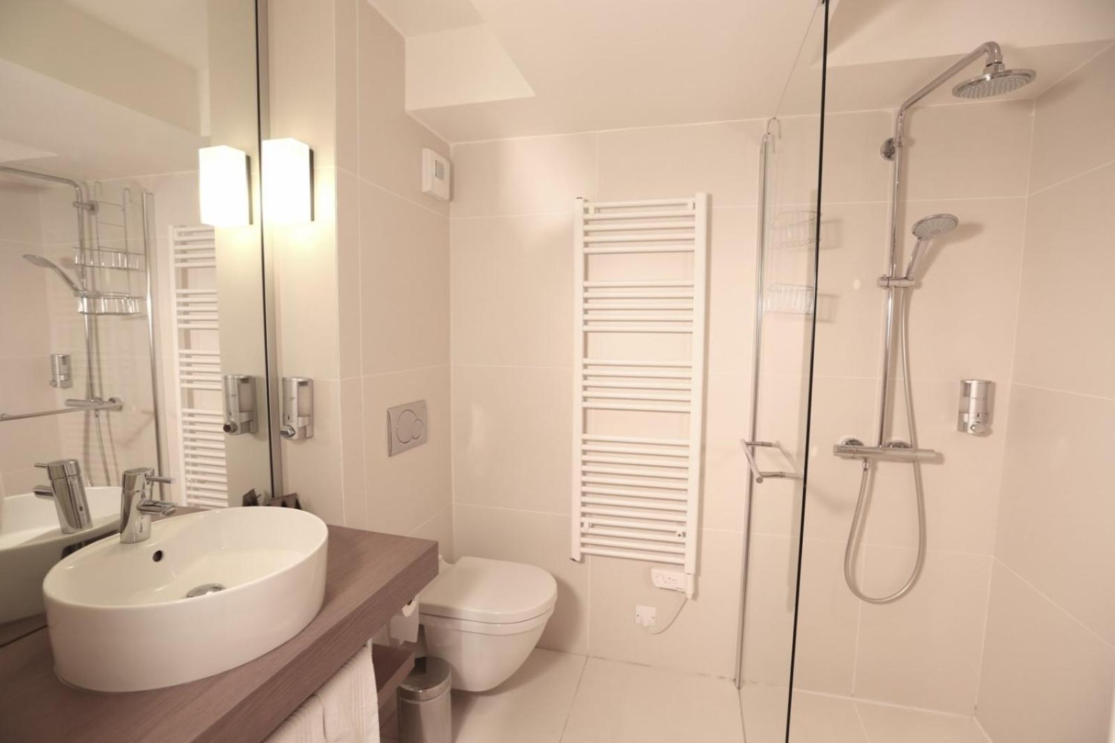 Hotel De La Plage - Hdlp บอร์มส์-เลส์-มิโมซาส์ ภายนอก รูปภาพ