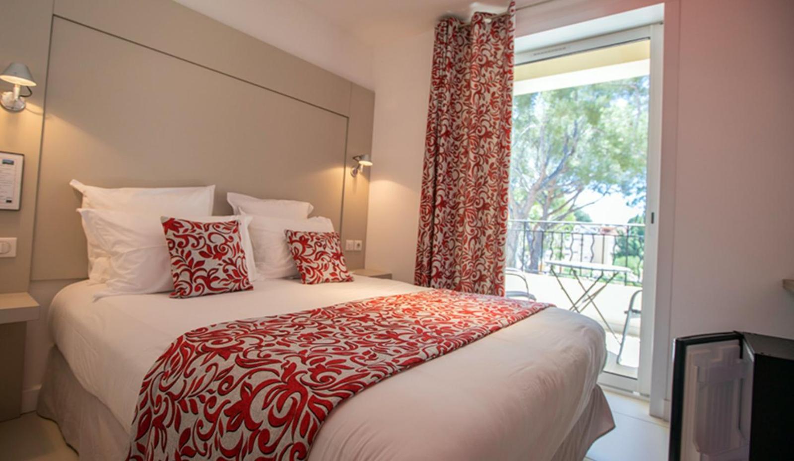 Hotel De La Plage - Hdlp บอร์มส์-เลส์-มิโมซาส์ ภายนอก รูปภาพ